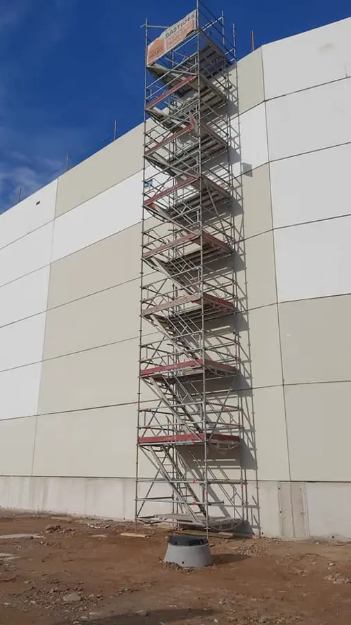 Andamio tubular en edificio histórico — alquiler andamios Barcelona